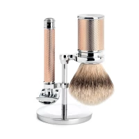 Set de bărbierit de la MÜHLE, bursuc cu vârf argintiu, cu brici de siguranță, material mâner metal placat cu aur cromat  Set de bărbierit de la MÜHLE, bursuc cu vârf argintiu, cu brici de siguranță, material mâner metal placat cu aur cromat